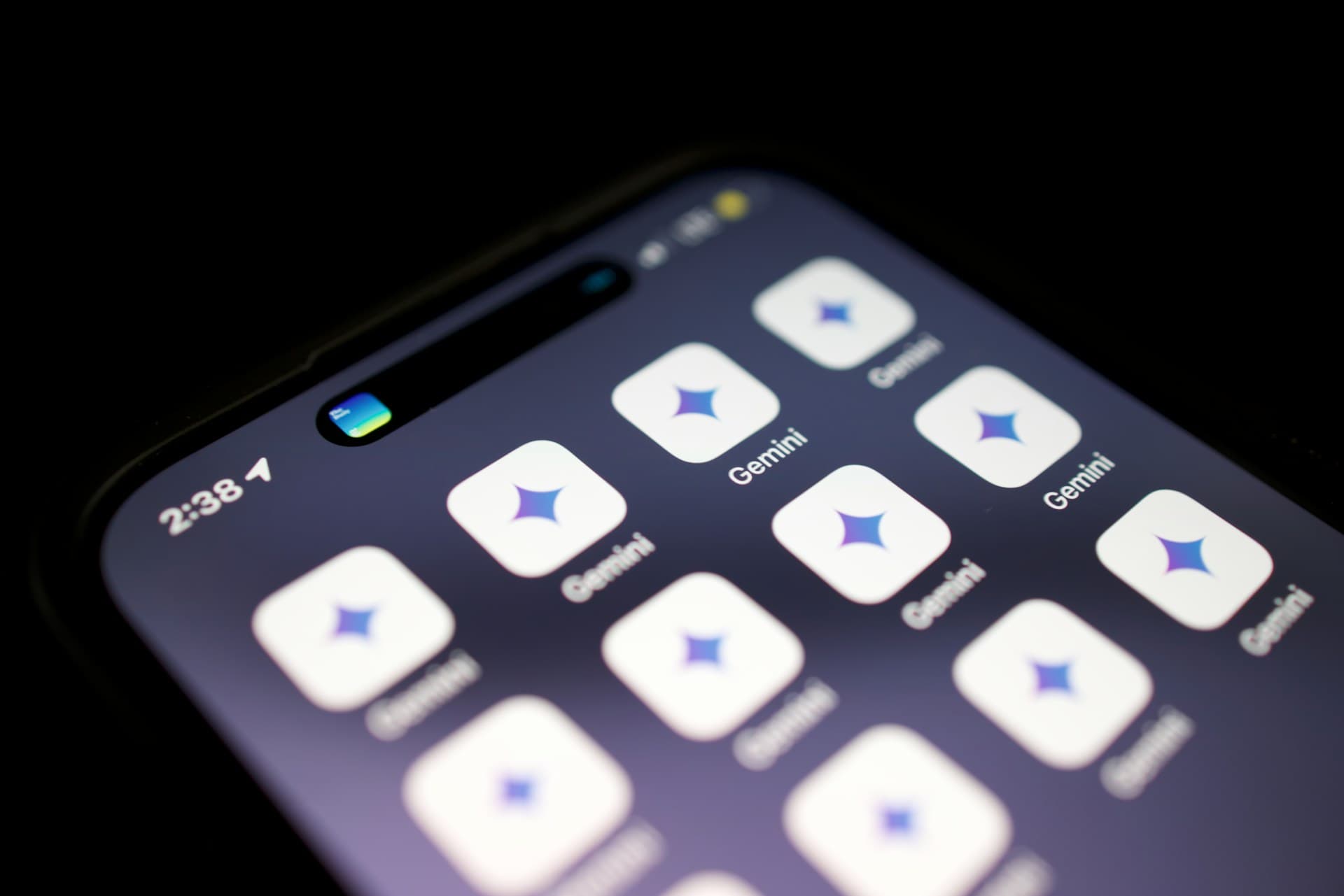 iPhoneのホーム画面にGeminiのアイコンが並んでいる写真