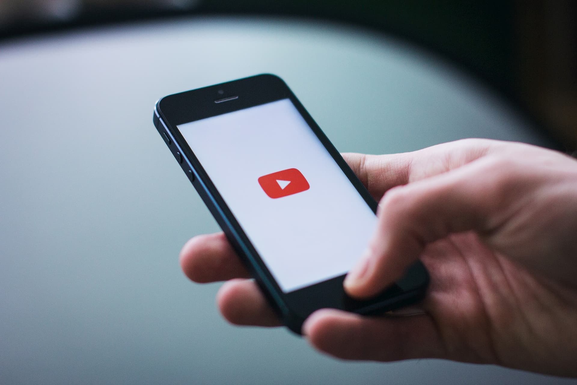 スマホの画面にYouTubeのロゴが表示されている画像